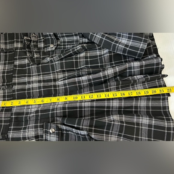 NWOT TRADITIONAL TARTAN KILT BLACK/GRAY. BELT LOOPS, SNAPS ON BOTH SIDES. - Picture 11 of 12